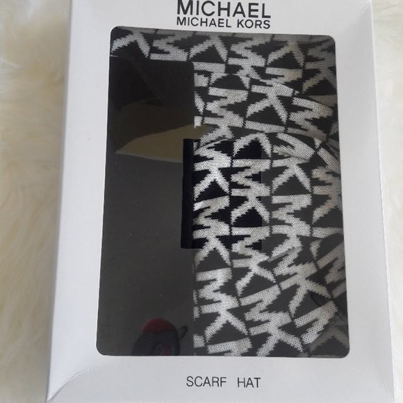 MICHAEL Michael Kors Scarf and Hat Set - Picture 7 of 7